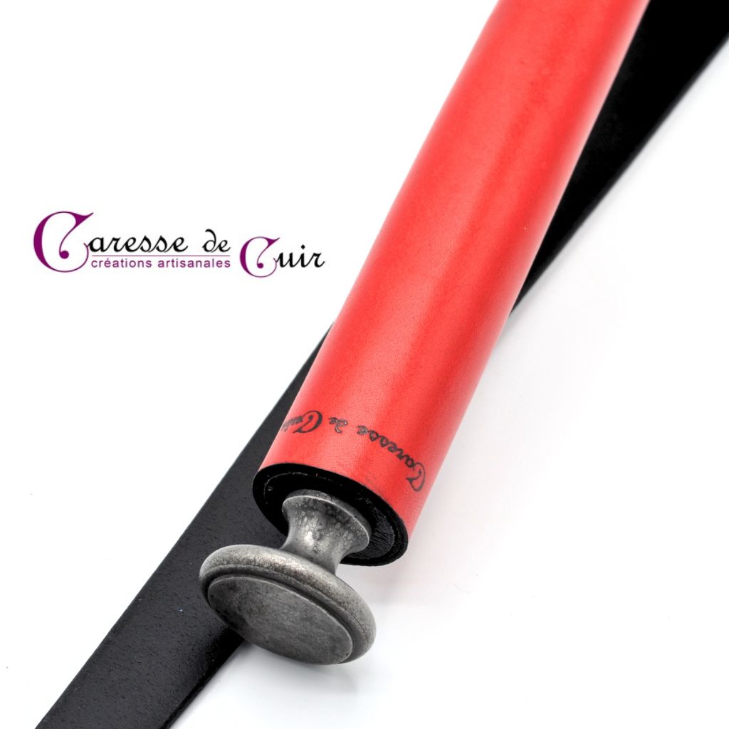 Langue-de-dragon-cuir-rouge-noir-autruche-caresse-de-cuir-4