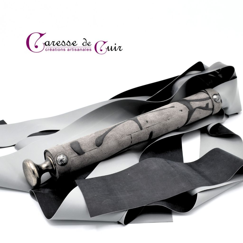 Petit-martinet-latex-bicolore-noir-gris-caresse-de-cuir-3