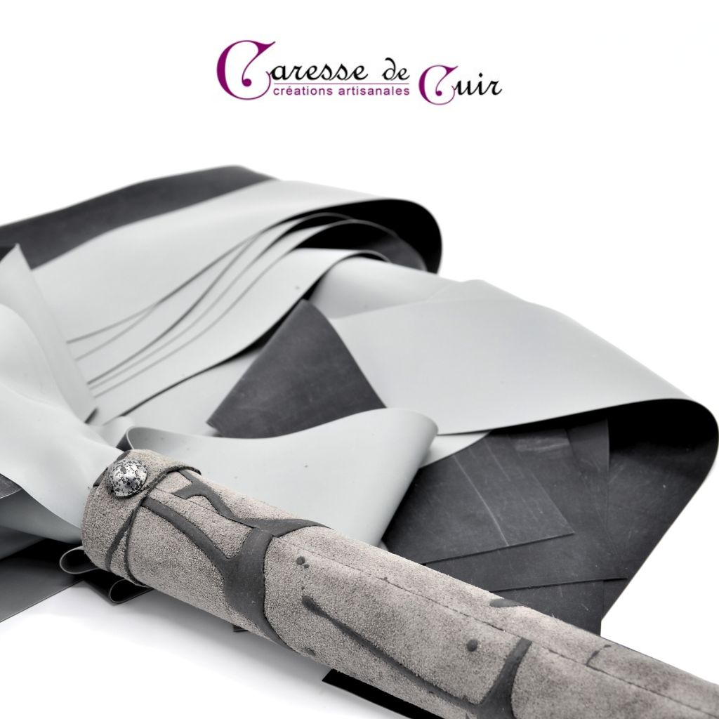 Petit-martinet-latex-bicolore-noir-gris-caresse-de-cuir-2