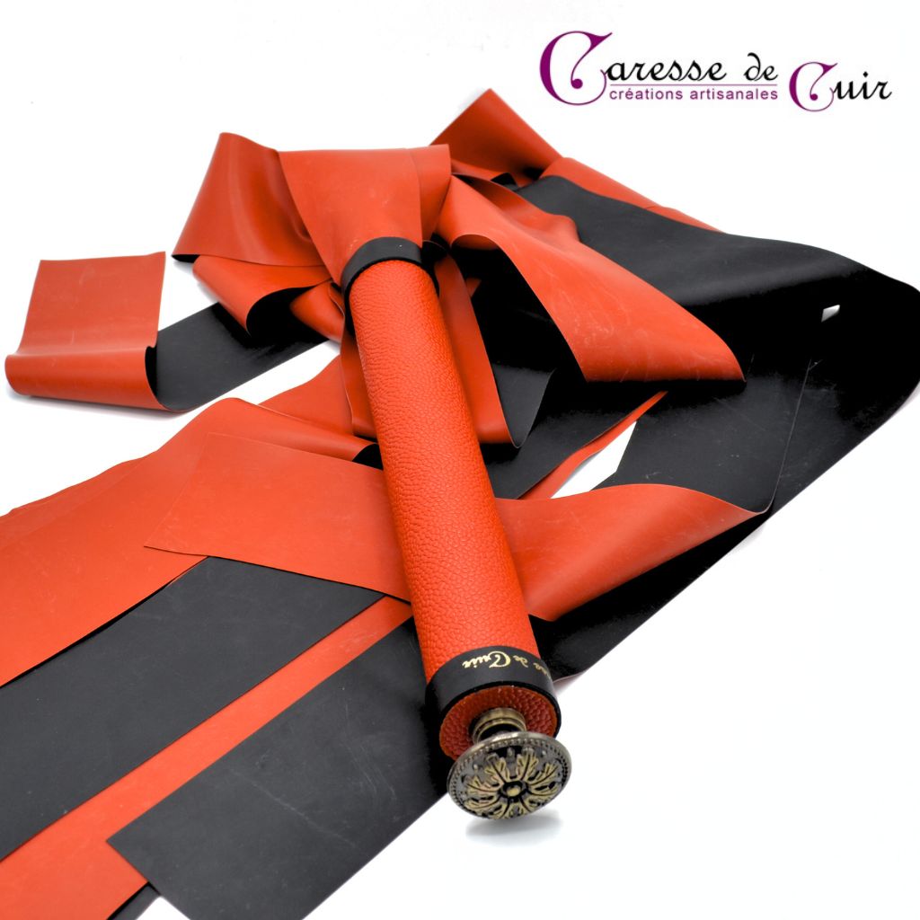 Grand-martinet-latex-bicolore-noir-rouge-caresse-de-cuir-3