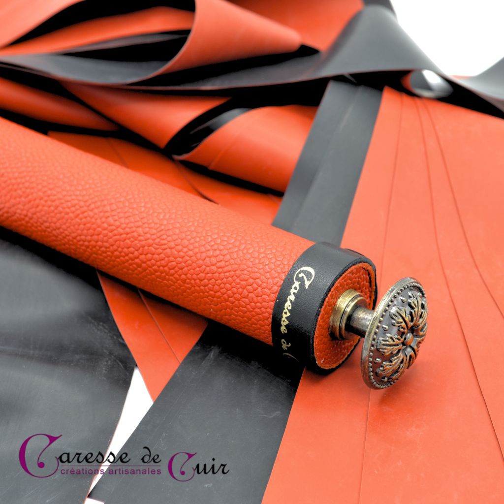 Grand-martinet-latex-bicolore-noir-rouge-caresse-de-cuir-2