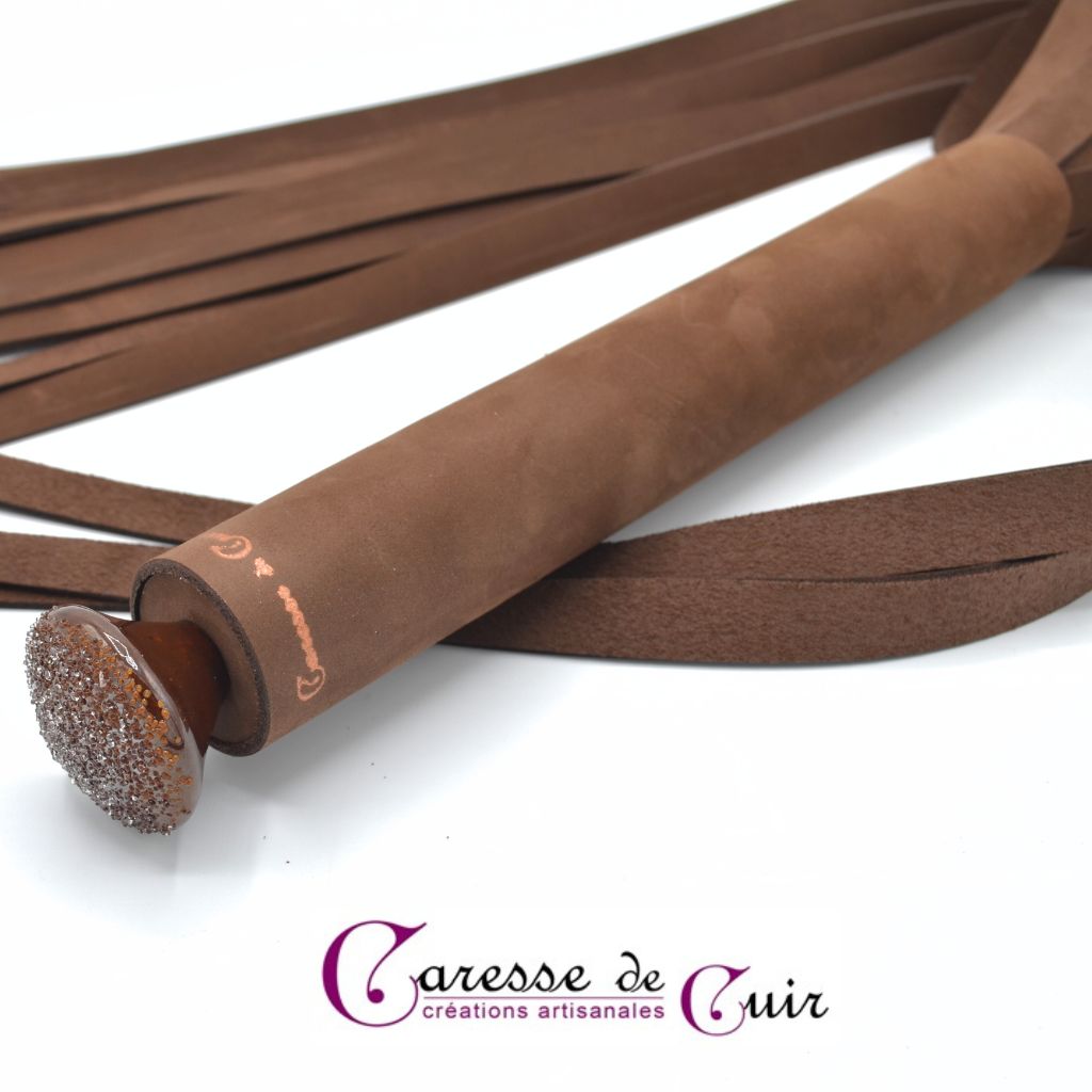 Martinet-cuir-marron-couture-pommeau-paillettes-caresse-de-cuir-1