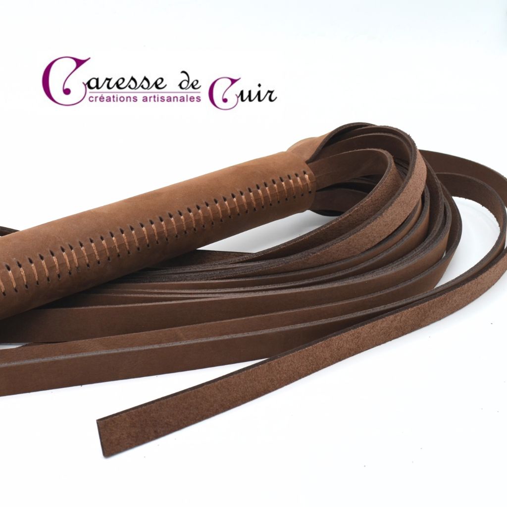 Martinet-cuir-marron-couture-pommeau-paillettes-caresse-de-cuir-2