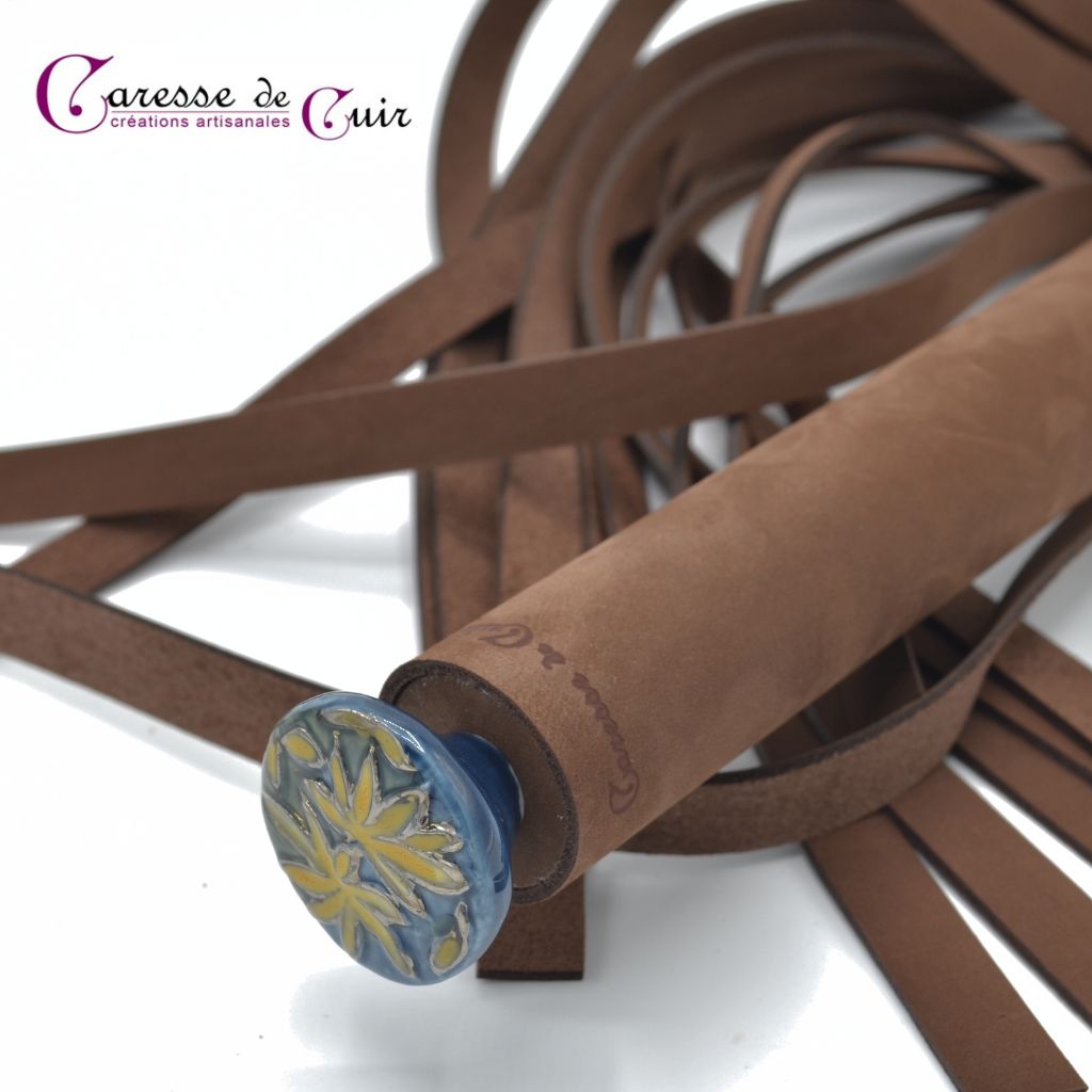 Martinet-cuir-marron-couture-pommeau-bleu-caresse-de-cuir-3