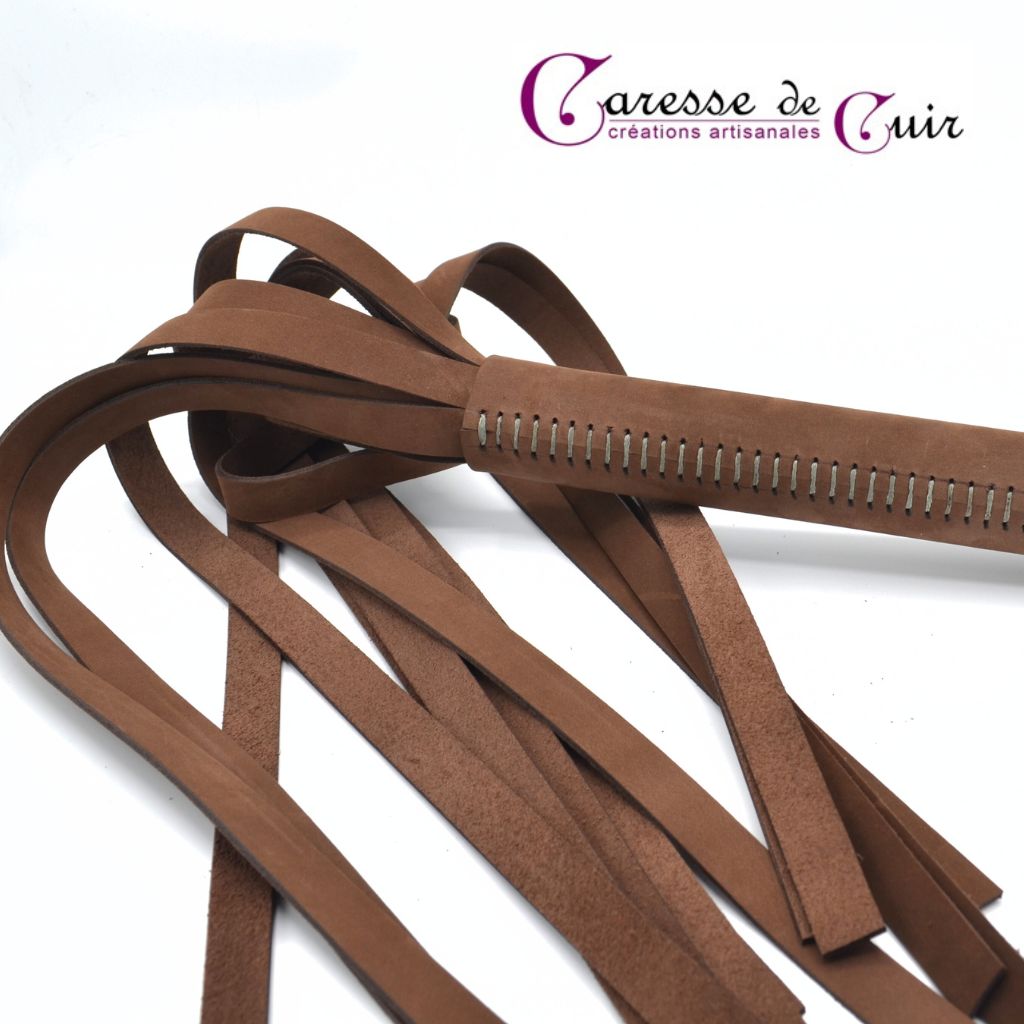 Martinet-cuir-marron-couture-pommeau-bleu-caresse-de-cuir-2