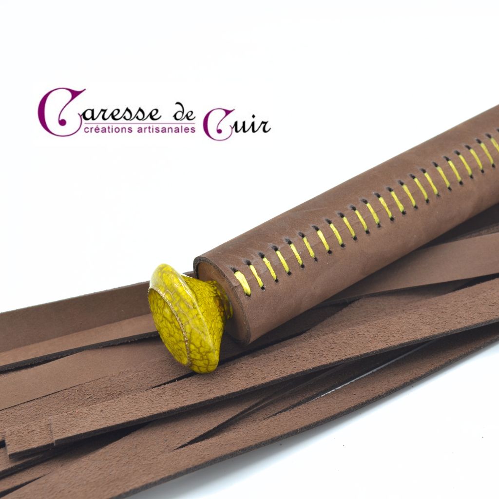 Martinet-cuir-marron-couture-pommeau-jaune-caresse-de-cuir-1