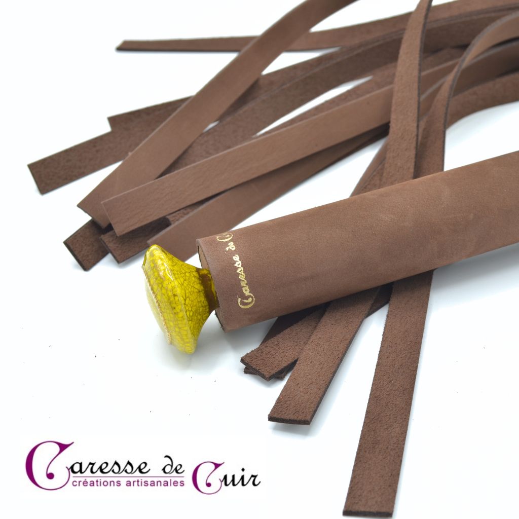 Martinet-cuir-marron-couture-pommeau-jaune-caresse-de-cuir-3