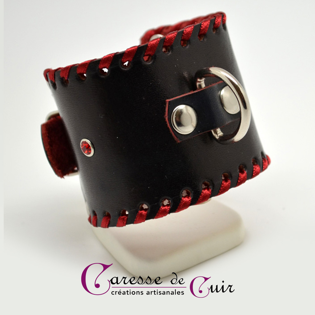 bracelet-sm-cuir-noir-anneau-rouge-strass-3
