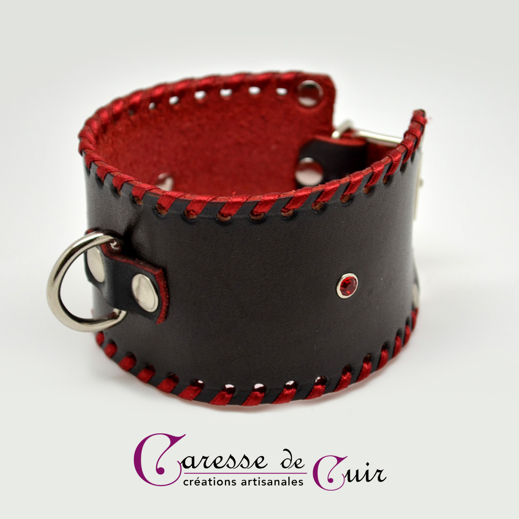 bracelet-cheville-sm-cuir-noir-anneau-rouge-strass-3