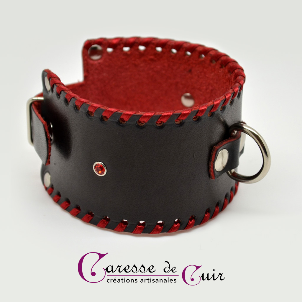 bracelet-cheville-sm-cuir-noir-anneau-rouge-strass-2