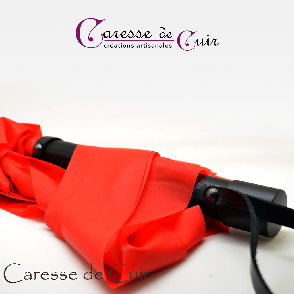 martinet-latex-rouge-cuir-noir-caressedecuir-3