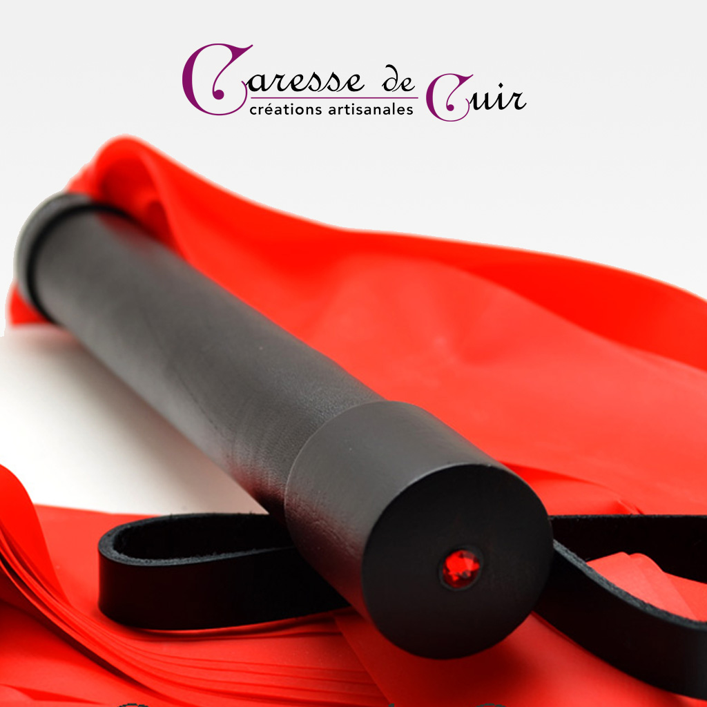 martinet-latex-rouge-cuir-noir-caressedecuir-2