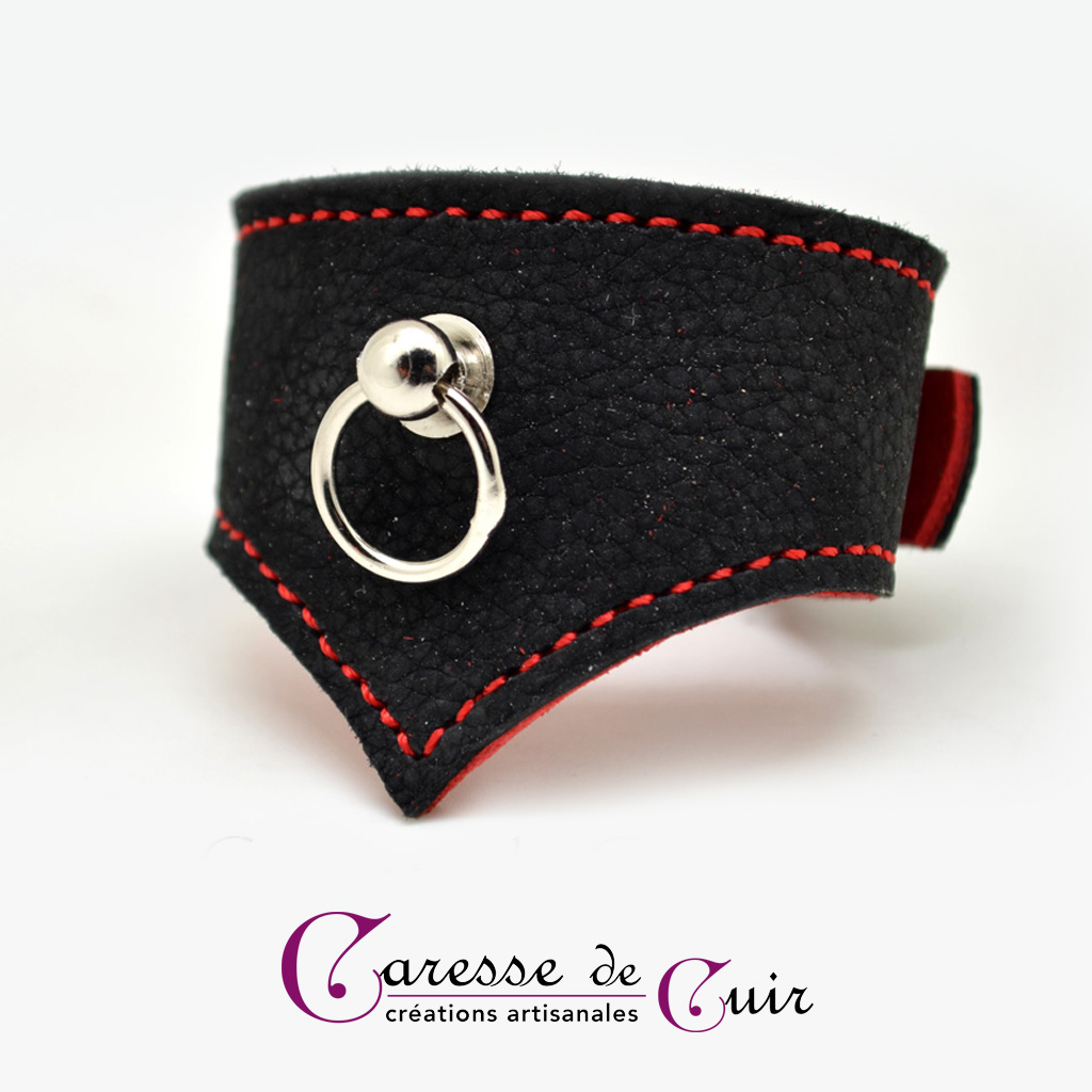 Bracelet BDSM cuir noir et rouge avec anneau