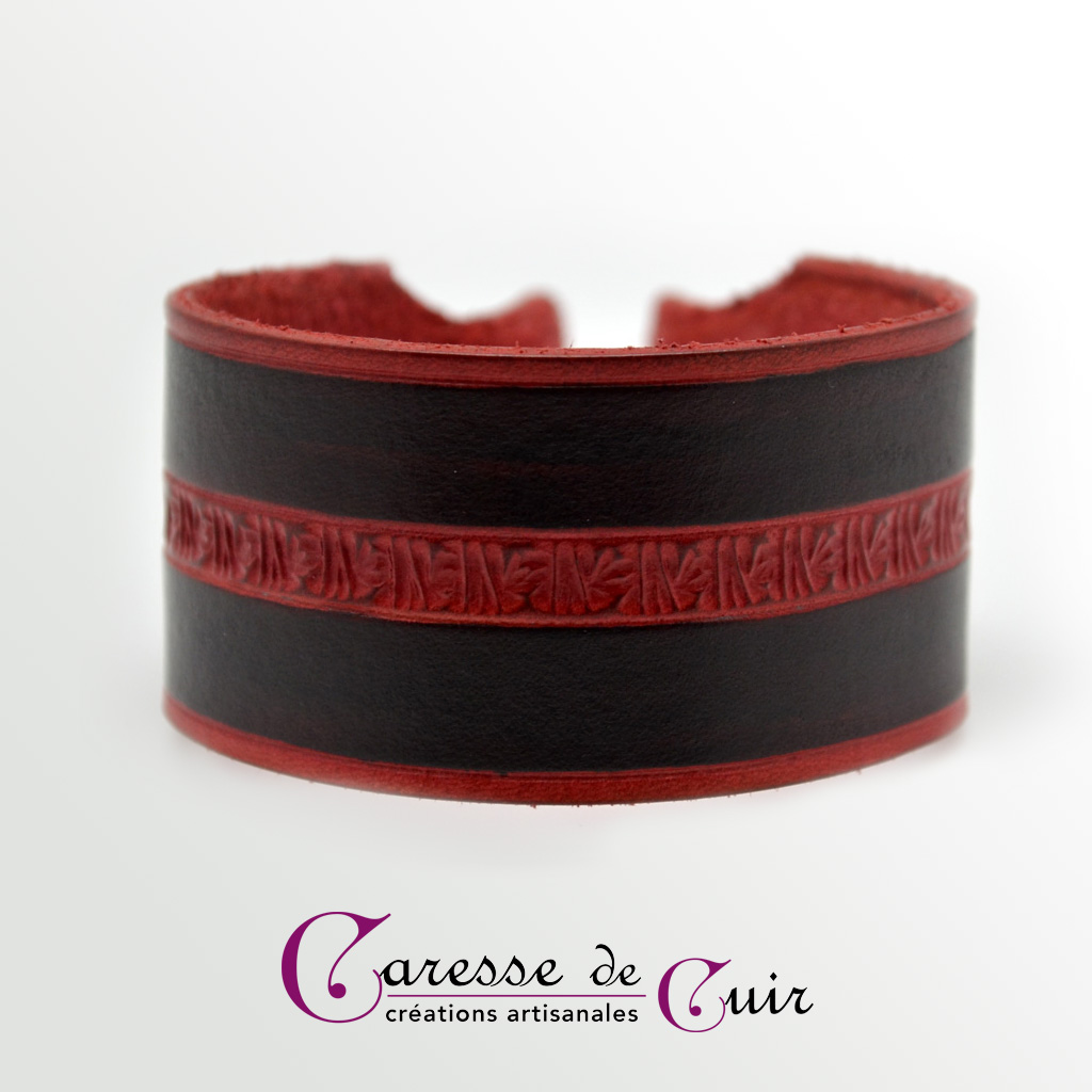 Bracelet-cuir-noir-martelage-rouge-fermoir-manille-argenté-1