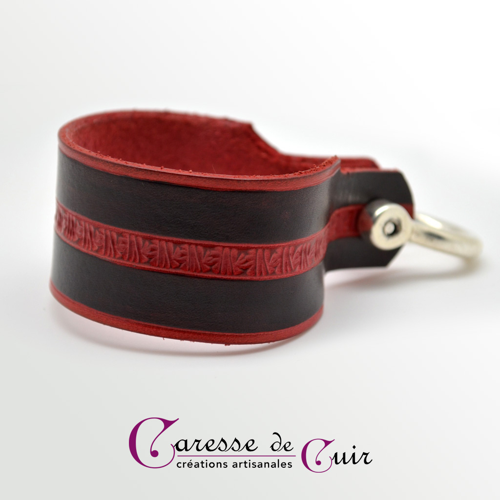 Bracelet-cuir-noir-martelage-rouge-fermoir-manille-argenté-3