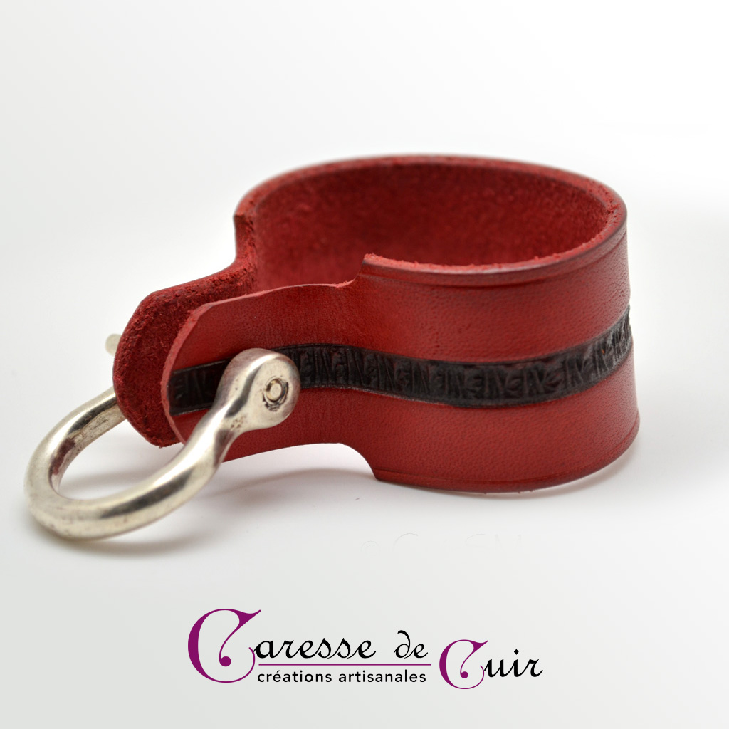 Bracelet-cuir-rouge-martelage-noir-fermoir-manille-argenté-1