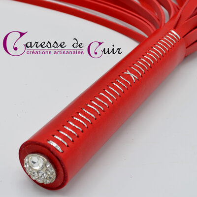 Petit-martinet-rouge-bijou-caresse-de-cuir-3