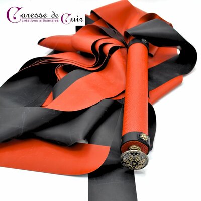 Grand-martinet-latex-bicolore-noir-rouge-caresse-de-cuir-1