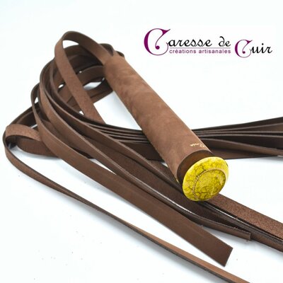 Martinet-cuir-marron-couture-pommeau-jaune-caresse-de-cuir-2