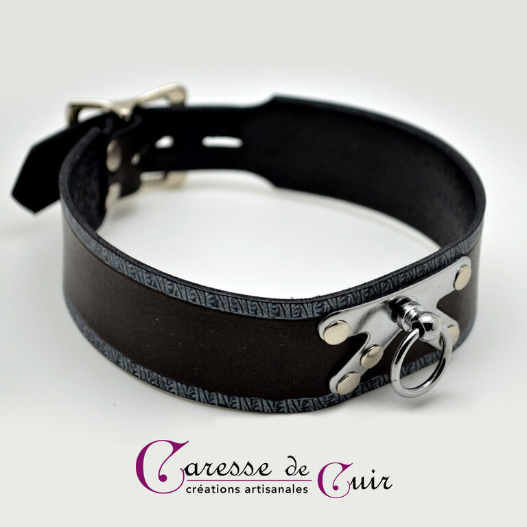 Collier Unisexe Noir En Cuir Avec Pendentif Plaque Métal Argenté - Neuf étiqueté