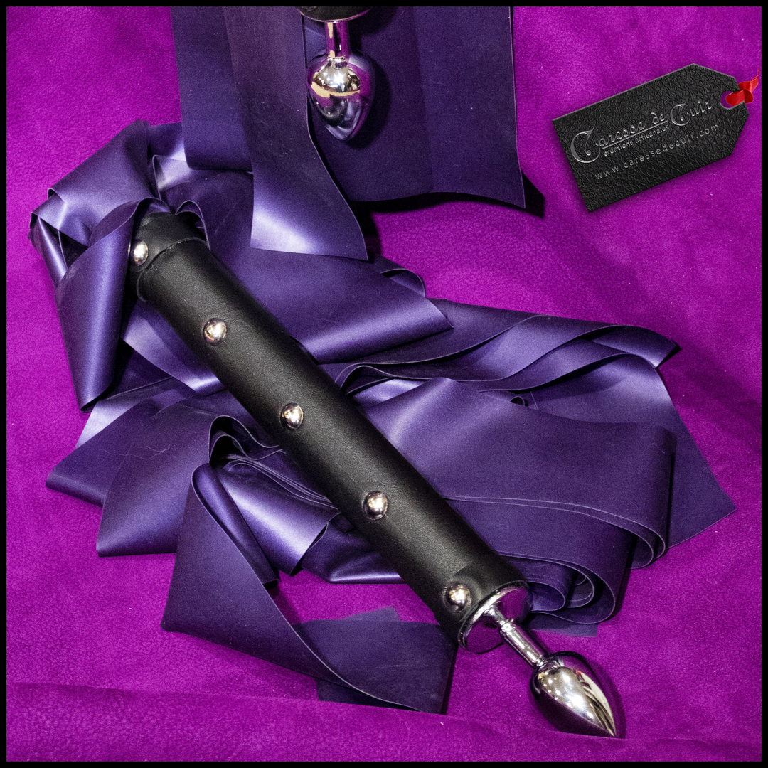 Grand Martinet En Latex Violet Manche Cuir Noir Pommeau Plug Acier Martinets Martinets En