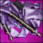 Martinet-latex-violet-cuir-noir-plug-acier-A4