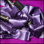 Martinet-latex-violet-cuir-noir-plug-acier-A3
