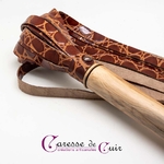 caresse de cuir-martinet-manche-bois-if-cuir-marron-style-croco-3