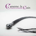 Mini-fouet-charon-noir-argent-caresse-de-cuir-1