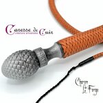 Fouet-Charon-marron-pommeau argenté-caresse-de-cuir-2