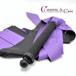 Petit-martinet-latex-bicolore-violet-caresse-de-cuir-1