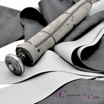Grand-martinet-latex-bicolore noir-gris-caresse-de-cuir-2