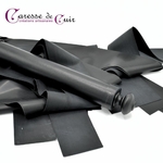 Grand-martinet-latex-noir-caresse-de-cuir-3