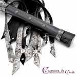 Martinet-cuir-noir-argenté-pointes-barbelées-caresse-de-cuir-1