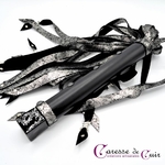 Martinet-cuir-noir-argenté-pointes-barbelées-caresse-de-cuir-2