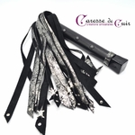 Martinet-cuir-noir-argenté-pointes-barbelées-caresse-de-cuir-3