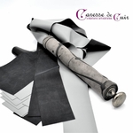 Petit-martinet-latex-bicolore-noir-gris-caresse-de-cuir-1