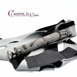Petit-martinet-latex-bicolore-noir-gris-caresse-de-cuir-3