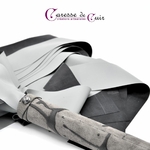 Petit-martinet-latex-bicolore-noir-gris-caresse-de-cuir-2