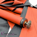 Grand-martinet-latex-bicolore-noir-rouge-caresse-de-cuir-2