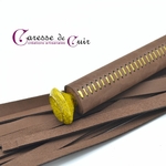 Martinet-cuir-marron-couture-pommeau-jaune-caresse-de-cuir-1