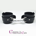 Paire de bracelets bdsm de seance en cuir noir 1