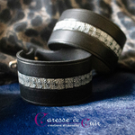 Bracelet-cuir-noir-martelage-argent-fermoir-manille-argenté