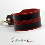 Bracelet-cuir-noir-martelage-rouge-fermoir-manille-argenté-2