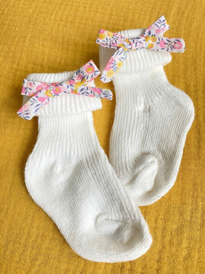 Chaussette bébé en coton biologique avec noeud Liberty POUR BEBE