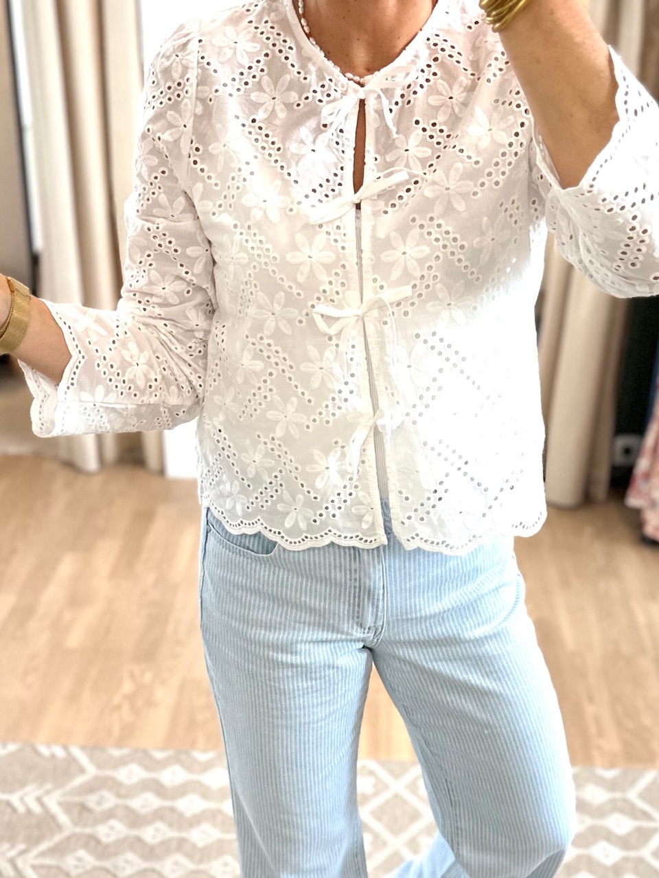 BLOUSE BLANCHE AVEC PETITS NOEUDS