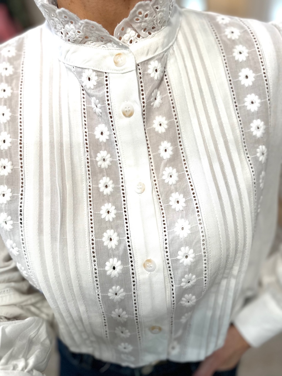 blouse coton brodée col volanté