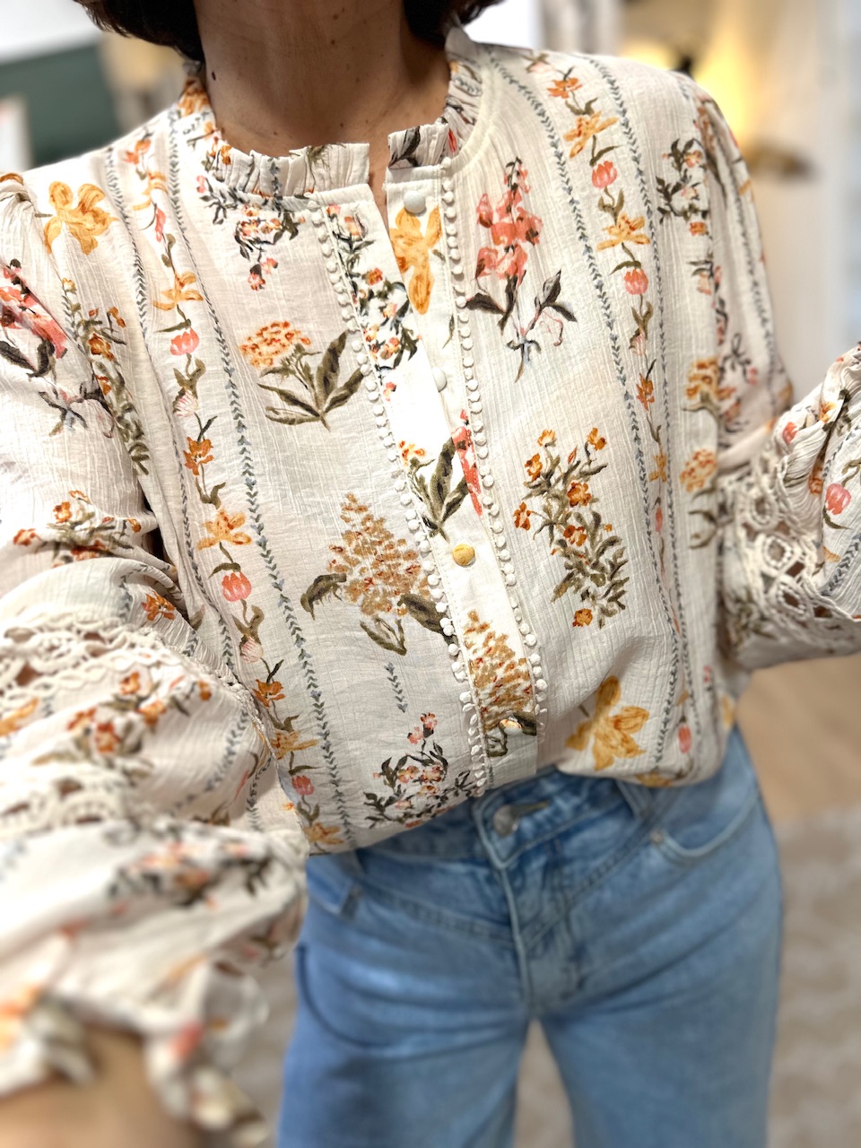 BLOUSE ECRU FLEURIE