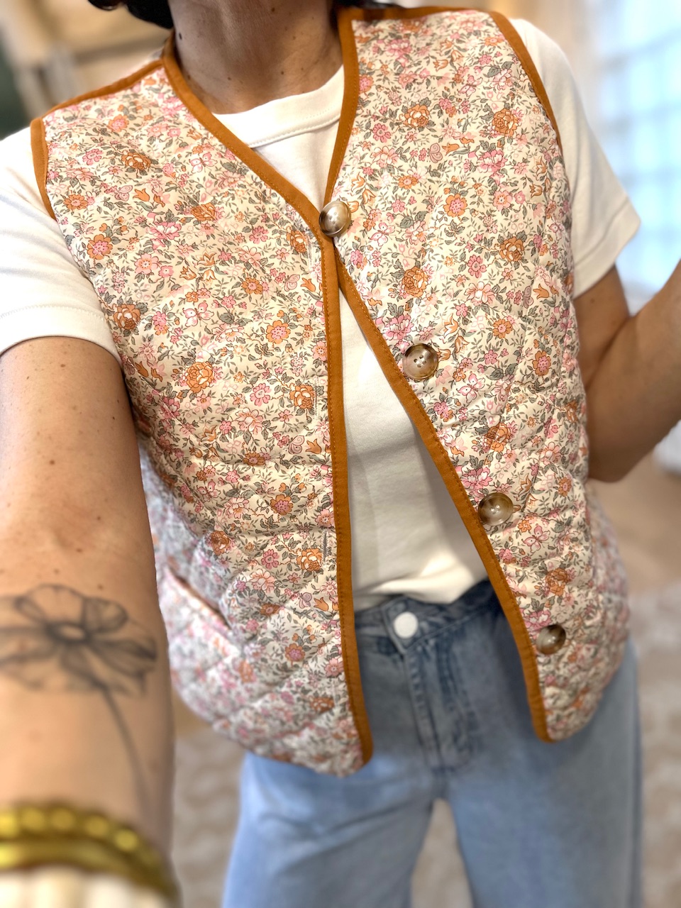 GILET SANS MANCHE IMPRIME FLEURI