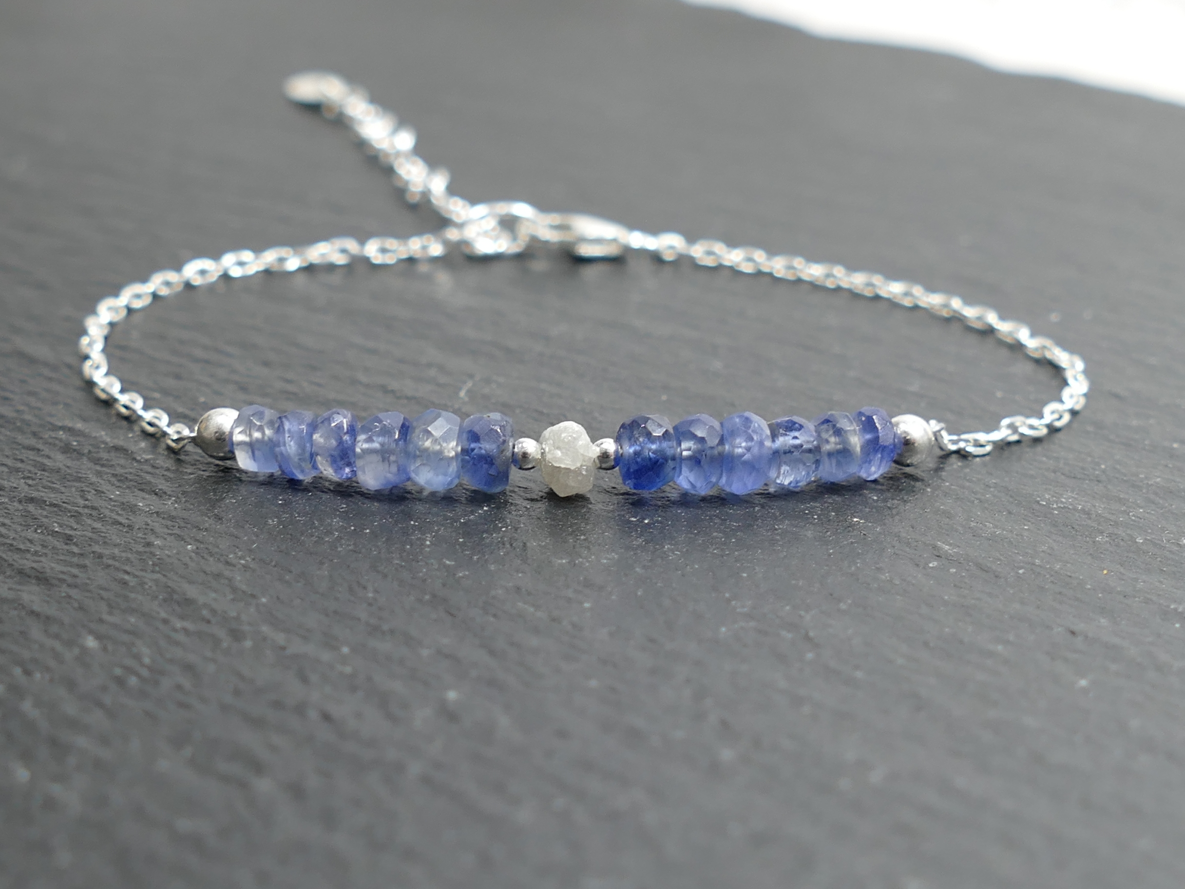 bracelet barre cyanite bleue et diamant brut naturel sur argent